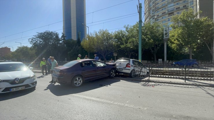 Konya'da çarpışan iki araçtan biri tramvay yoluna girdi, 2 kişi yaralandı