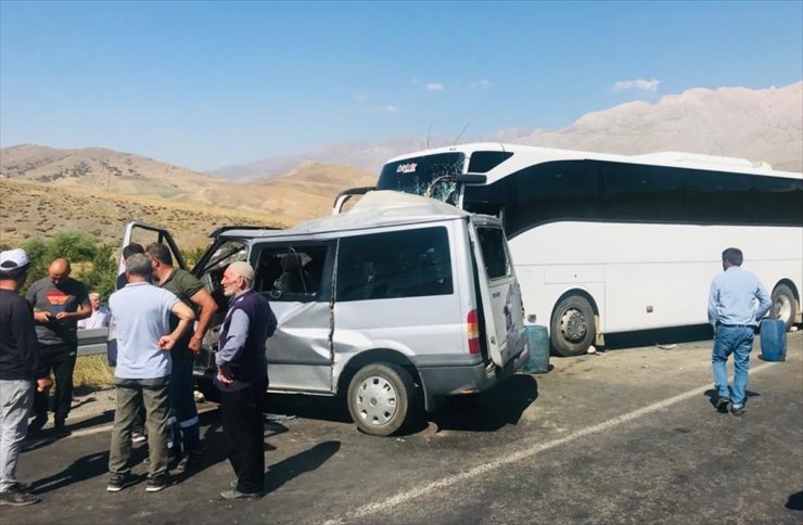 Niğde'de yolcu otobüsüyle hafif ticari araç çarpıştı, 1 kişi öldü, 7 kişi yaralandı