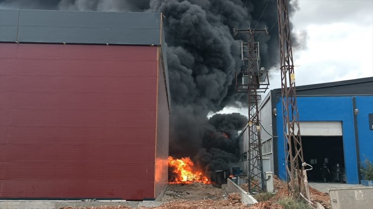 Tekirdağ'da kimya fabrikasında çıkan yangına müdahale ediliyor