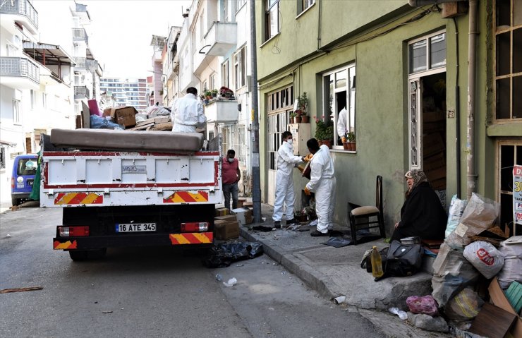 Bursa'da bir evden iki kamyon çöp çıkarıldı