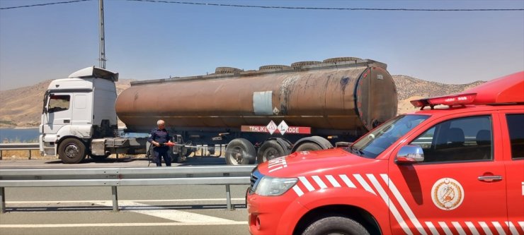 Malatya'da asfalt yüklü tankerde çıkan yangın söndürüldü