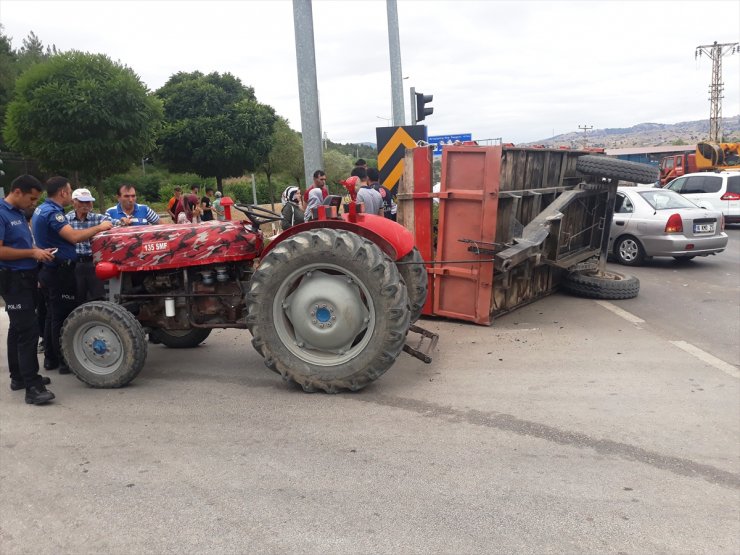 Amasya'da traktör ile çarpışan hafif ticari araçtaki 5 kişi yaralandı