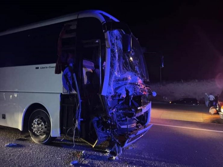 Antalya'da yolcu otobüsünün traktöre çarpması sonucu 5 kişi yaralandı