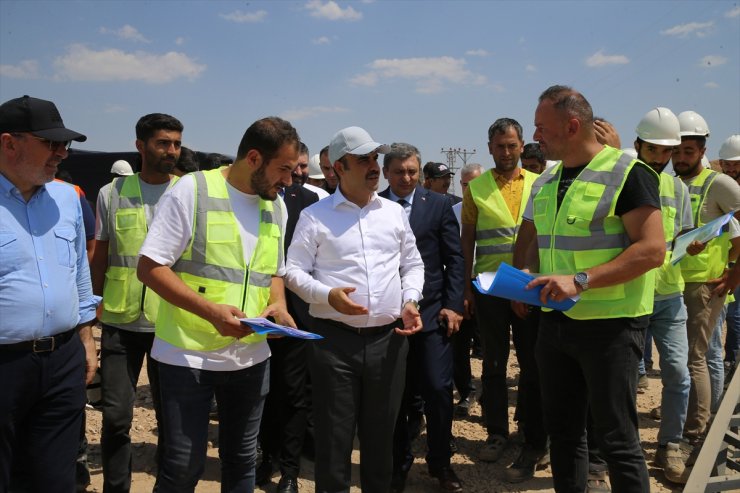 Bakan Kacır, Malatya'da depremzede esnaf için yapılan sanayi sitesini gezdi: