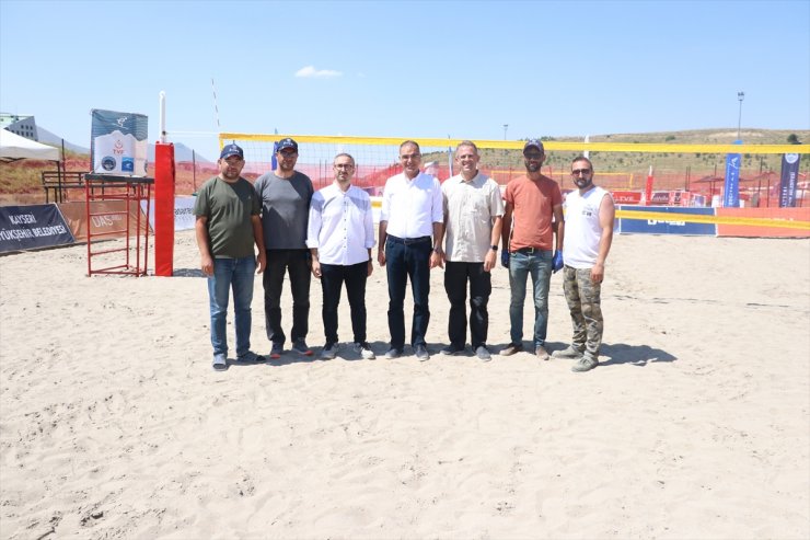 Erciyes'in zirvesine plaj voleybolu için 300 kamyon kum taşındı