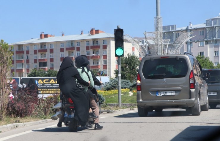 Erzurum'da mobiletle 4 kişinin tehlikeli yolculuğu kamerada