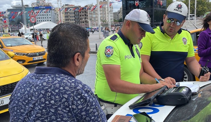 İstanbul'da yolcu seçen taksicilerin sivil polisle diyaloğu kamerada