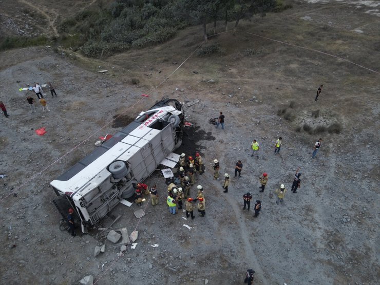 GÜNCELLEME 2 - Kemerburgaz'da servis otobüsü köprüden düştü, 27 işçi yaralandı