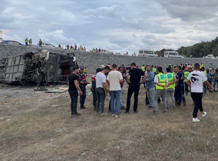 GÜNCELLEME - Kemerburgaz'da servis otobüsü kaza yaptı