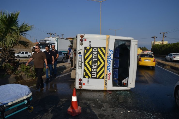 Manisa'da servis midibüsünün devrilmesi sonucu 20 kişi yaralandı