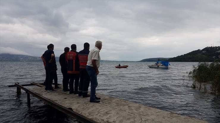 Sapanca Gölü'nde rüzgarda sürüklenen teknedeki 3 kişi kurtarıldı