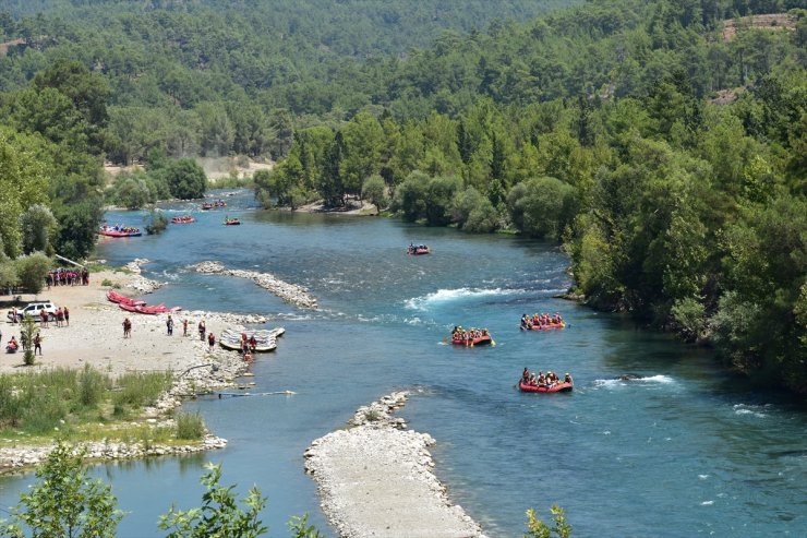 Adrenalin tutkunları Köprüçay'da rafting heyecanı yaşıyor