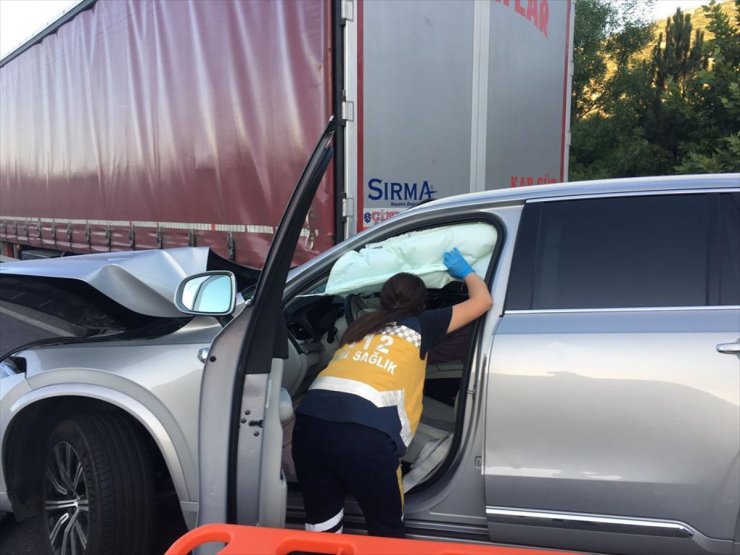 Burdur'da trafik kazası geçiren şarkıcı Tan Taşçı ve yanındaki iki kişi yaralandı