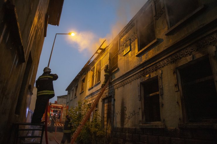 Erzurum'da iki katlı metruk binadaki yangın söndürüldü