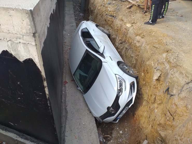 Kartal'da inşaat boşluğuna düşen otomobildeki bir kişi yaralandı