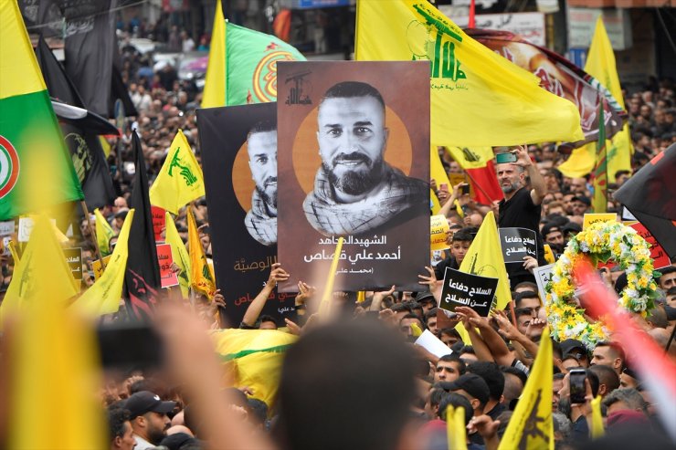 Lübnan'da öldürülen Hizbullah üyesi için cenaze töreni düzenlendi