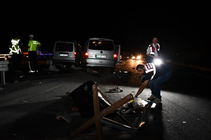 Şanlıurfa'da 3 aracın karıştığı kazada 3 kişi öldü, 11 kişi yaralandı