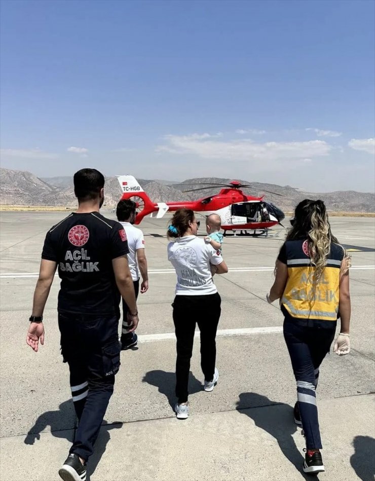 Şırnak'ta boğazına çengelli iğne kaçan bebek, ambulans helikopterle Şanlıurfa’ya sevk edildi