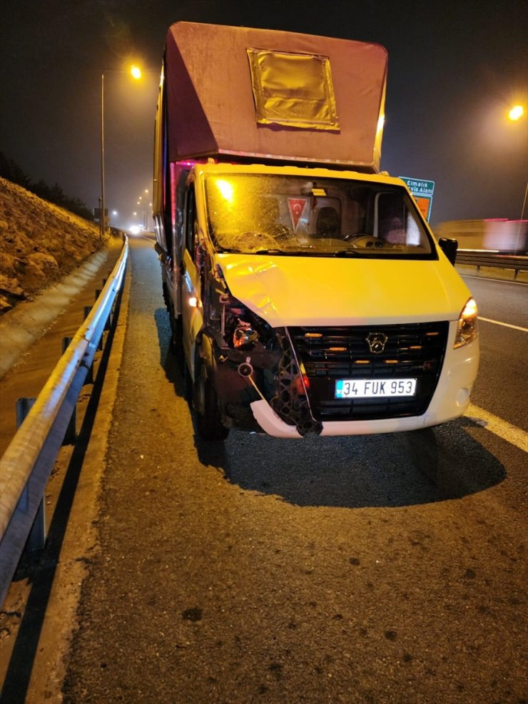 Bolu'da otoyolda duran tırdan inen kişi kamyonetin çarpması sonucu öldü