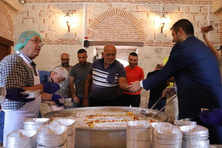 Edirne'de "Aşçı Yahya Baba"nın mutfağında pişirilen aşure dağıtıldı