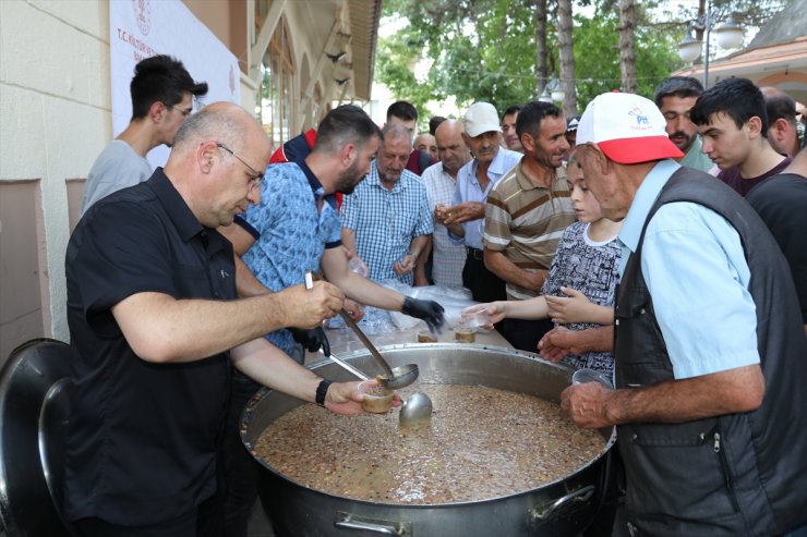 Erzurum Vakıflar Bölge Müdürlüğü Erzincan'da 5 bin kişiye aşure dağıttı