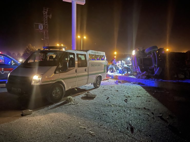 Kayseri'de tırın devrildiği kazada amca yaralandı yeğeni öldü