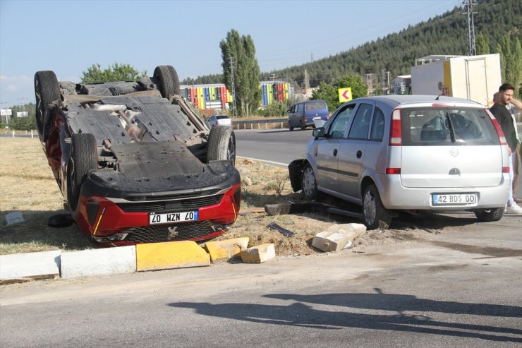 Konya'da iki otomobil çarpıştı, 6 kişi yaralandı