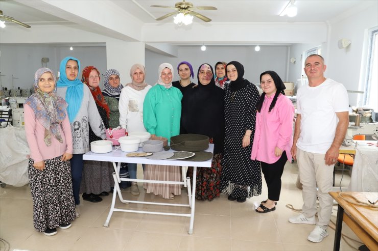 Sakarya'da muhtarın girişimiyle açılan tekstil atölyesi kadınlara istihdam sağlıyor