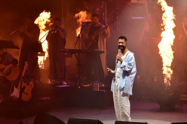 Trafik kazası geçiren şarkıcı Tan Taşçı, Antalya'da konser verdi