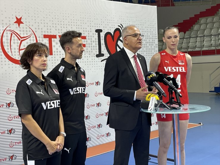 A Milli Kadın Voleybol Takımı, basın mensuplarıyla bir araya geldi