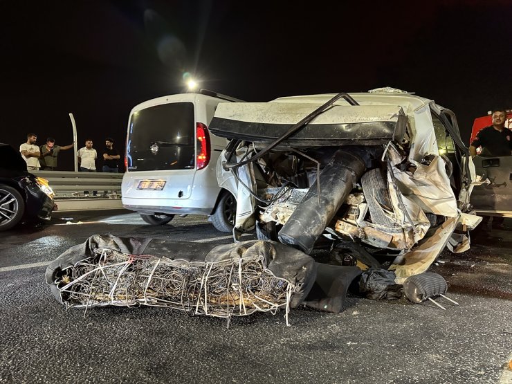 Adana'da iki otomobilin çarpıştığı kazada 1 kişi öldü, 1 kişi ağır yaralandı