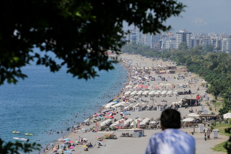 Antalya'da serinlemek isteyenler sahillerde yoğunluk oluşturdu