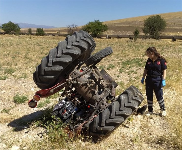 Burdur'da devrilen traktörün sürücüsü öldü