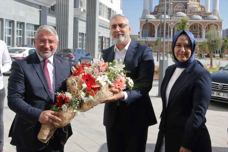 Çalışma ve Sosyal Güvenlik Bakanı Işıkhan, Çorum'da ziyaretlerde bulundu