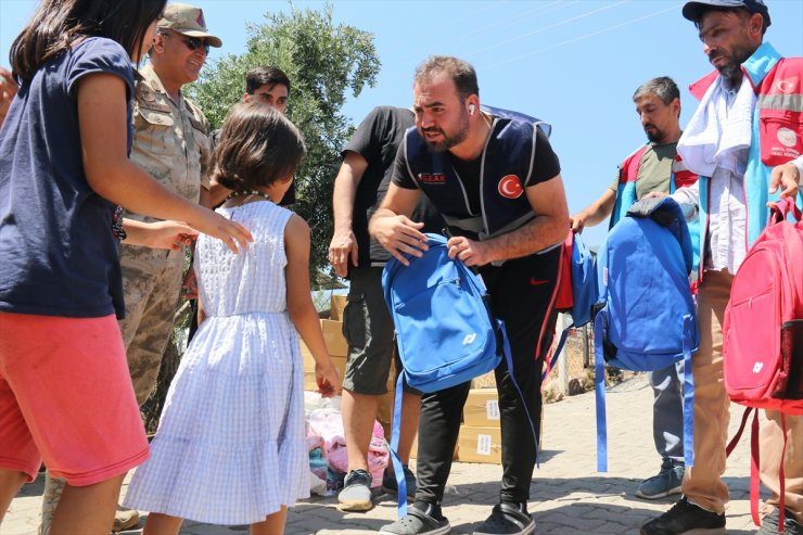 Hatay'daki depremzedelere kıyafet, kırtasiye ve hijyen kolisi desteği