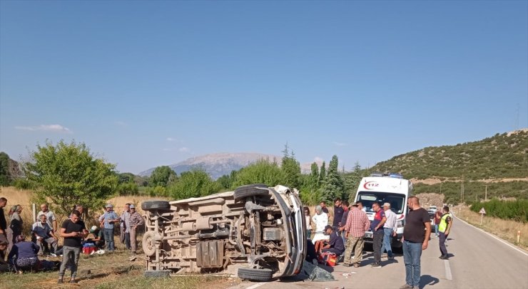 Isparta'da minibüsle tarım aracının çarpıştığı kazada 1 kişi öldü, 13 kişi yaralandı