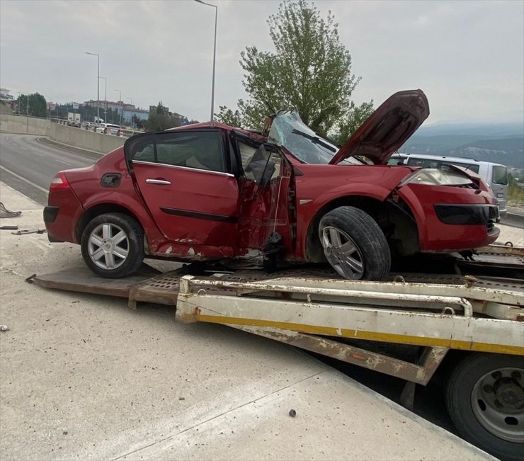 Karabük'te aydınlatma direğine çarpan otomobilin sürücüsü öldü