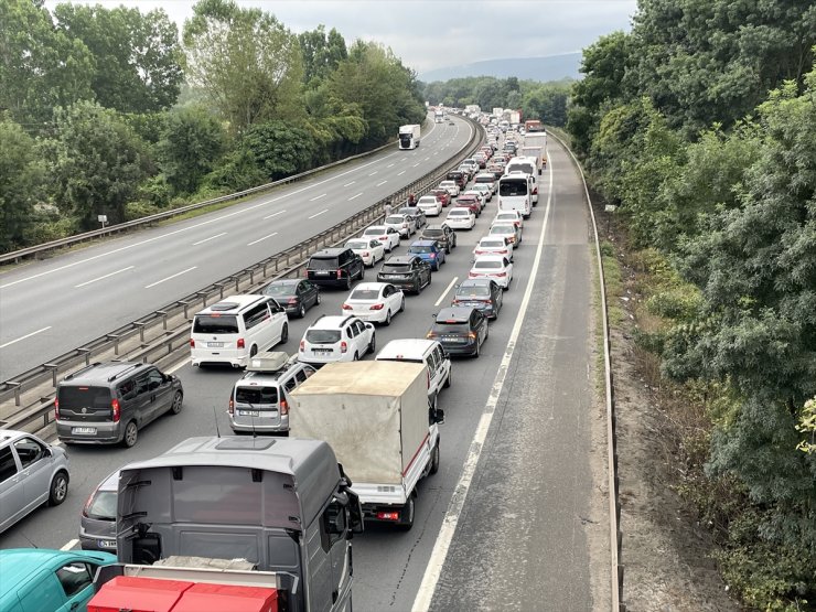 Kocaeli'de zincirleme trafik kazasında 3 kişi yaralandı