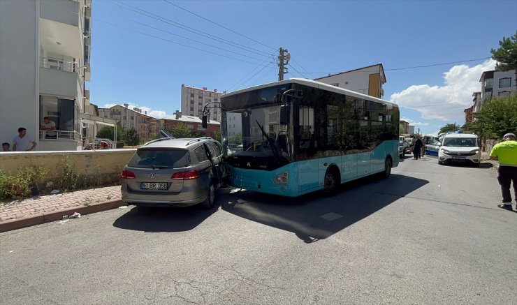 Sivas'ta halk otobüsü ile otomobilin çarpışması sonucu 8 kişi yaralandı