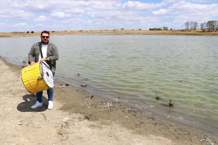 Tekirdağlı müzisyen su seviyesi düşen gölette davul çalarak tasarruf çağrısı yaptı