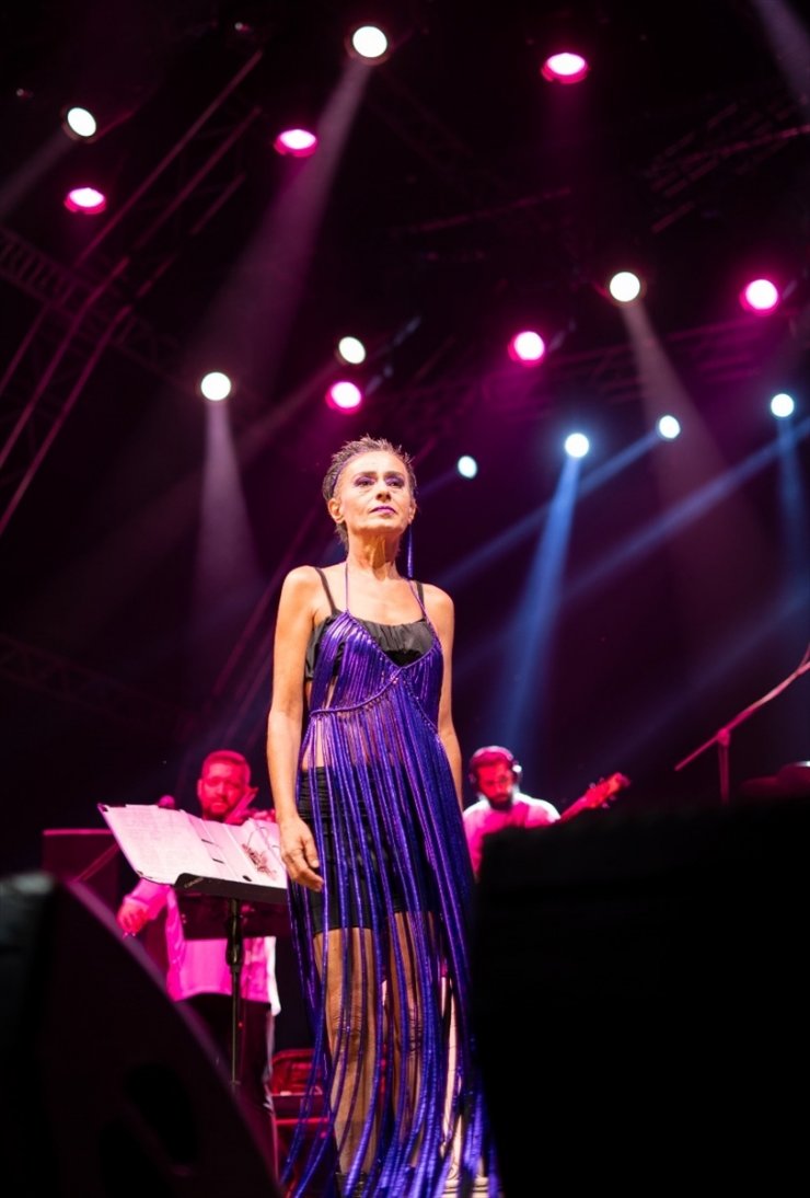 Yıldız Tilbe, YBY Woods'ta konser verdi