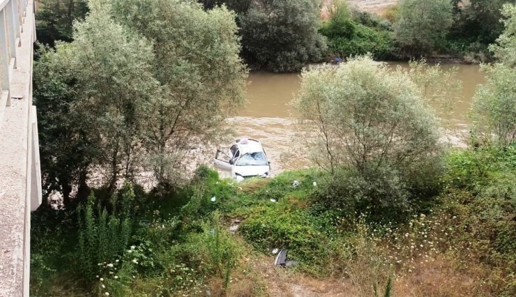 Amasya'da Yeşilırmak'a düşen otomobildeki 5 kişi yaralandı