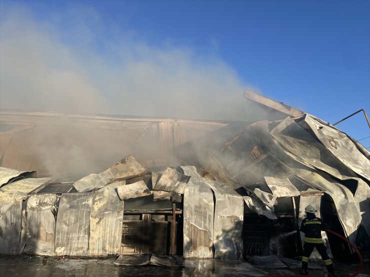 GÜNCELLEME - Antalya'da gıda fabrikasında çıkan yangın söndürüldü