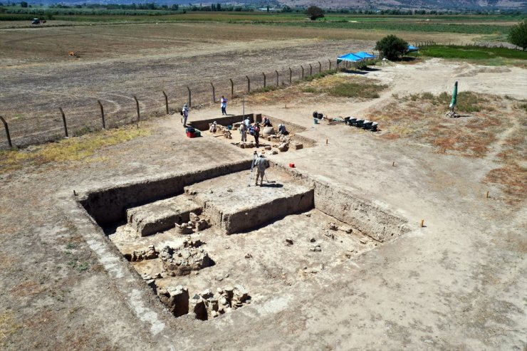 Aydın Tepecik Höyüğü'ndeki kazıda saray benzeri yapı ve tahıl küpleri bulundu