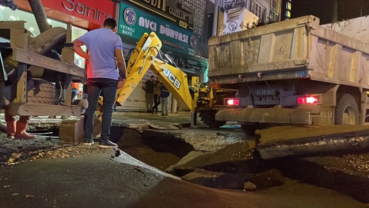 Düzce'de ana borunun patladığı içme suyu hattı üzerindeki cadde trafiğe kapatıldı