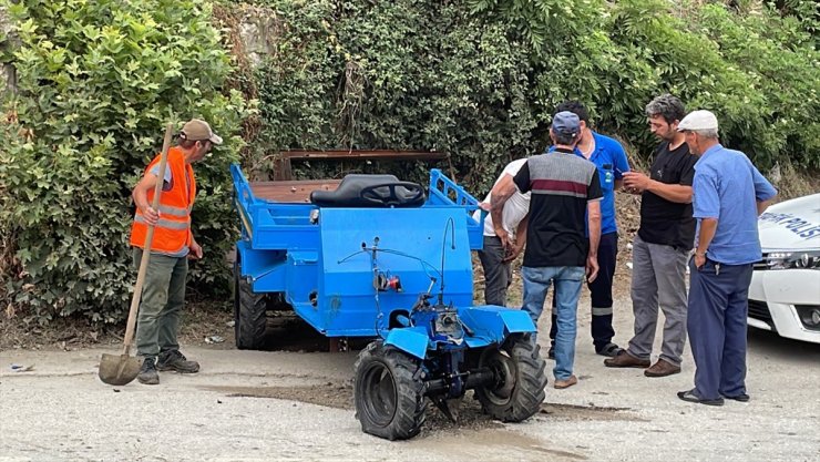 Düzce'de tarım aracı ile motosiklet çarpıştı, 2 kişi yaralandı