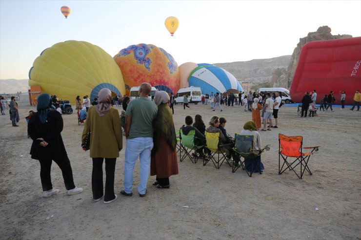 Figürlü sıcak hava balonları Kapadokya’da peribacaları üzerinde süzüldü