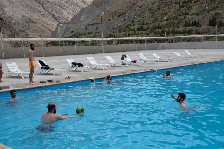 Hakkari'de sıcaktan bunalan vatandaşlar havuzda serinliyor