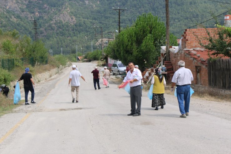 Karabük'te çadır kampı yapan akademisyenler köy sakinleriyle çöp topladı