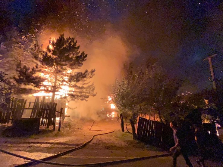 Sakarya'da kundaklanan 2 ev ile 2 baraka kullanılamaz hale geldi